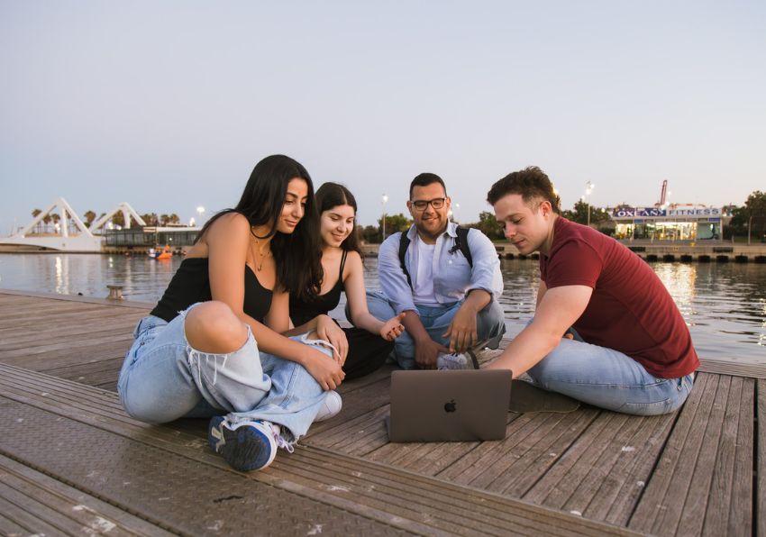 Imagen del evento:Estudiante con el móvil